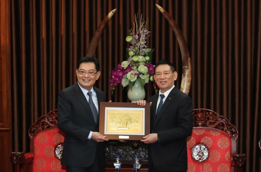 Phó Thủ tướng Hồ Đức Phớc tặng quà lưu niệm ngài Vương Thụy Kiệt - Ảnh: VGP/Trần Mạnh Phó Thủ tướng Hồ Đức Phớc tặng quà lưu niệm ngài Vương Thụy Kiệt - Ảnh: VGP/Trần Mạnh