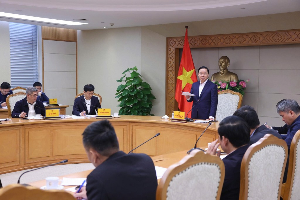 Phó Thủ tướng cho biết hiện nay có nhiều văn bản, chính sách cùng điều chỉnh lĩnh vực thủy sản, vì vậy, các quy định cần được phân định rõ ràng để tránh chồng chéo, bỏ sót đối tượng hoặc đùn đẩy trách nhiệm trong quá trình tổ chức thực hiện - Ảnh: VGP/Minh Khôi Phó Thủ tướng cho biết hiện nay có nhiều văn bản, chính sách cùng điều chỉnh lĩnh vực thủy sản, vì vậy, các quy định cần được phân định rõ ràng để tránh chồng chéo, bỏ sót đối tượng hoặc đùn đẩy trách nhiệm trong quá trình tổ chức thực hiện - Ảnh: VGP/Minh Khôi