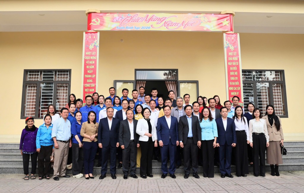 Bí thư Trung ương Đảng, Phó Thủ tướng Phạm Thị Thanh Trà chụp ảnh lưu niệm cùng lãnh đạo tỉnh Nghệ An và lãnh đạo, người dân xã Vạn An - Ảnh: VGP/Thu Giang