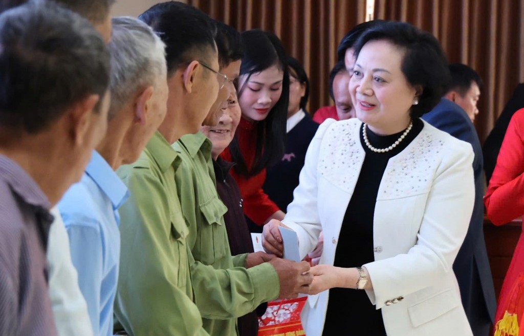 Phó Thủ tướng Phạm Thị Thanh Trà thăm, tặng quà Tết người có công, hộ nghèo, hộ khó khăn tại Nghệ An