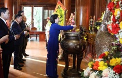Phó Thủ tướng Phạm Thị Thanh Trà dâng hương tưởng niệm Chủ tịch Hồ Chí Minh tại Khu di tích Kim Liên