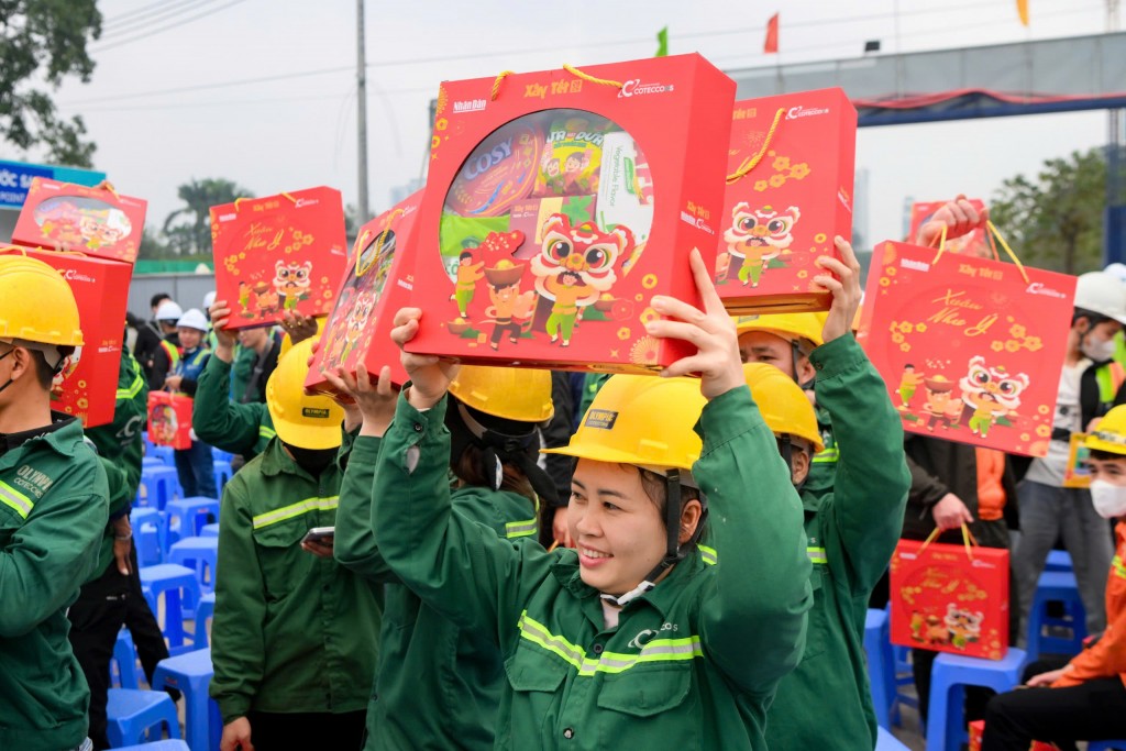 Niềm vui của người lao động khi được nhận quà Tết Niềm vui của người lao động khi được nhận quà Tết