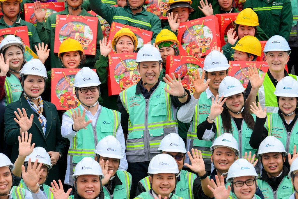 Đại biểu tham dự chương trình cùng các cán bộ, nhân viên và người lao động dự án chụp hình kỷ niệm Đại biểu tham dự chương trình cùng các cán bộ, nhân viên và người lao động dự án chụp hình kỷ niệm