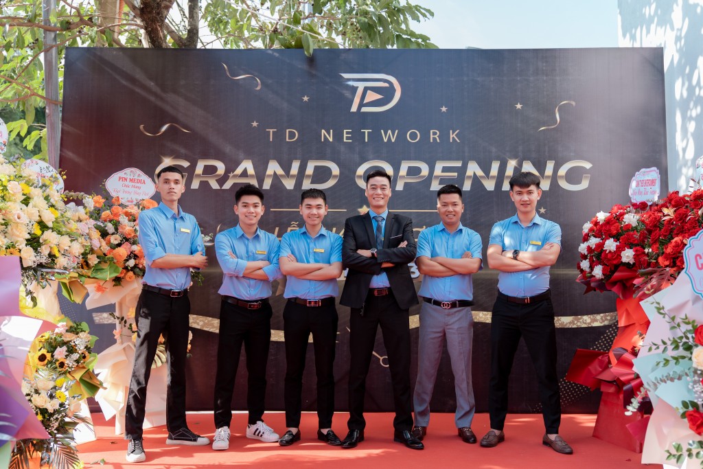 Nguyễn Văn Dũng (vest đen), CEO TD Network, theo đuổi hướng tiếp cận âm nhạc dựa trên dữ liệu và hành vi người nghe. Nguyễn Văn Dũng (vest đen), CEO TD Network, theo đuổi hướng tiếp cận âm nhạc dựa trên dữ liệu và hành vi người nghe.