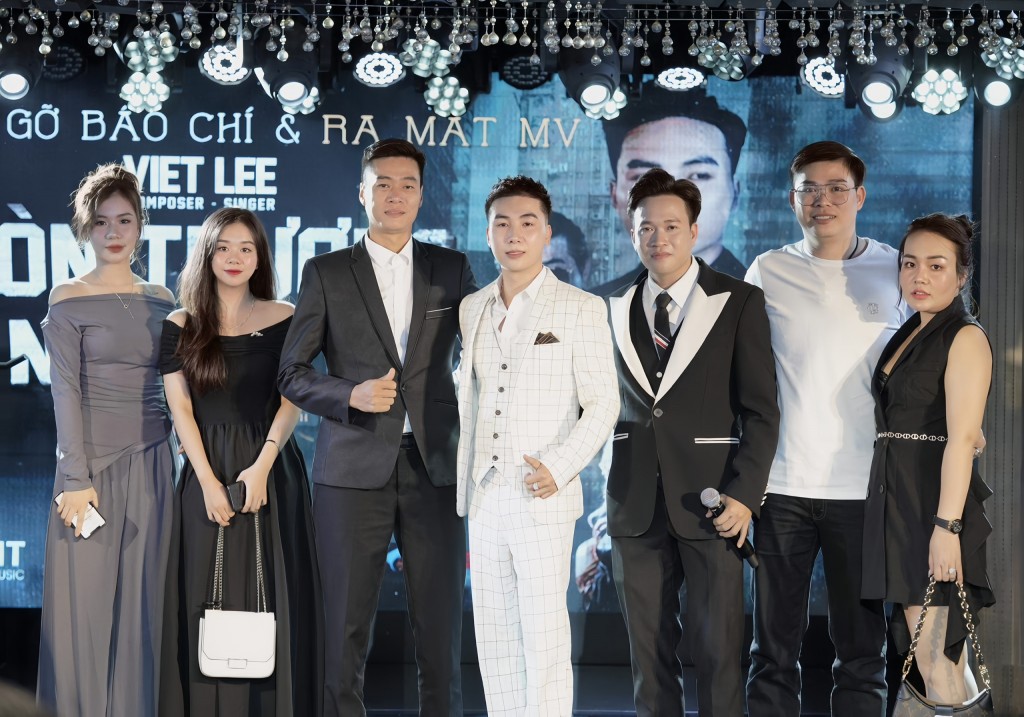 Anh Dũng (thứ ba từ trái sang) tham gia sự kiện ra mắt MV của ca sĩ Việt Lee (thứ tư từ trái sang) Anh Dũng (thứ ba từ trái sang) tham gia sự kiện ra mắt MV của ca sĩ Việt Lee (thứ tư từ trái sang)