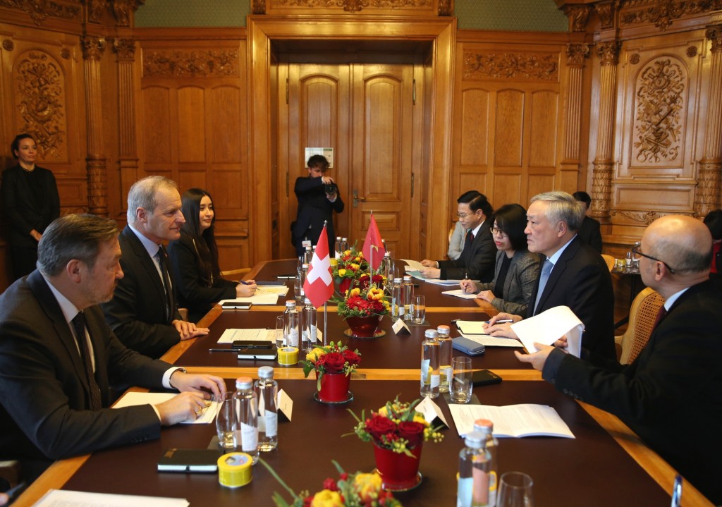 Hai bên nhất trí trong bối cảnh tình hình thế giới biến động nhanh chóng, phức tạp, hai nước cần tăng cường tin cậy chính trị, đẩy mạnh hợp tác trên các lĩnh vực có tiềm năng, thế mạnh và bổ trợ lẫn nhau - Ảnh: VGP/Nguyễn Hoàng Hai bên nhất trí trong bối cảnh tình hình thế giới biến động nhanh chóng, phức tạp, hai nước cần tăng cường tin cậy chính trị, đẩy mạnh hợp tác trên các lĩnh vực có tiềm năng, thế mạnh và bổ trợ lẫn nhau - Ảnh: VGP/Nguyễn Hoàng