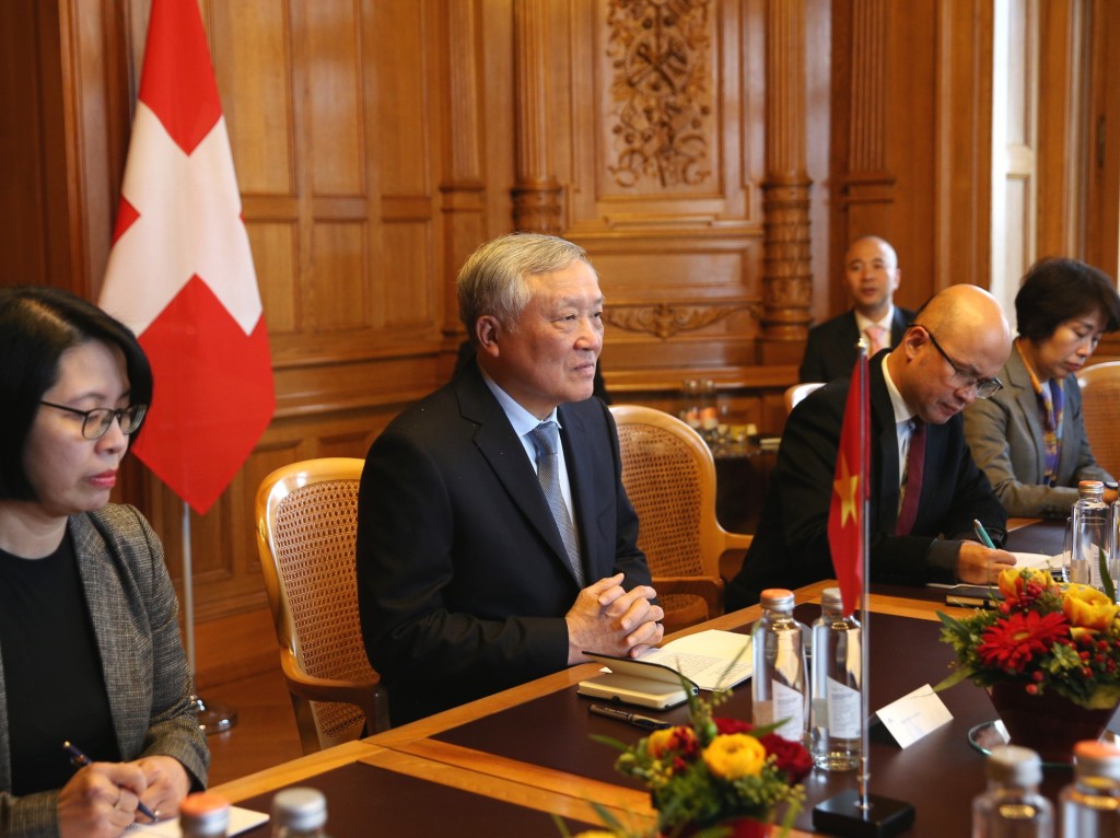 Phó Thủ tướng Thường trực Nguyễn Hòa Bình bày tỏ Việt Nam mong muốn tăng cường hợp tác với Thụy Sĩ phát triển trung tâm tài chính quốc tế - Ảnh: VGP/Nguyễn Hoàng Phó Thủ tướng Thường trực Nguyễn Hòa Bình bày tỏ Việt Nam mong muốn tăng cường hợp tác với Thụy Sĩ phát triển trung tâm tài chính quốc tế - Ảnh: VGP/Nguyễn Hoàng
