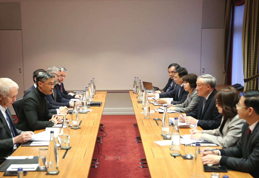 Phó Thủ tướng Thường trực Chính phủ Nguyễn Hòa Bình có buổi làm việc với các lãnh đạo của SVEF, SACC và các doanh nghiệp về tài chính, công nghệ - Ảnh: VGP/Nguyễn Hoàng Phó Thủ tướng Thường trực Chính phủ Nguyễn Hòa Bình có buổi làm việc với các lãnh đạo của SVEF, SACC và các doanh nghiệp về tài chính, công nghệ - Ảnh: VGP/Nguyễn Hoàng