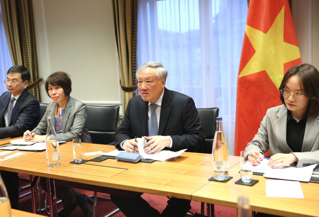 Phó Thủ tướng Thường trực Chính phủ Nguyễn Hòa Bình chia sẻ mục tiêu, định hướng phát triển trung tâm tài chính quốc tế tại Việt Nam - Ảnh: VGP/Nguyễn Hoàng Phó Thủ tướng Thường trực Chính phủ Nguyễn Hòa Bình chia sẻ mục tiêu, định hướng phát triển trung tâm tài chính quốc tế tại Việt Nam - Ảnh: VGP/Nguyễn Hoàng