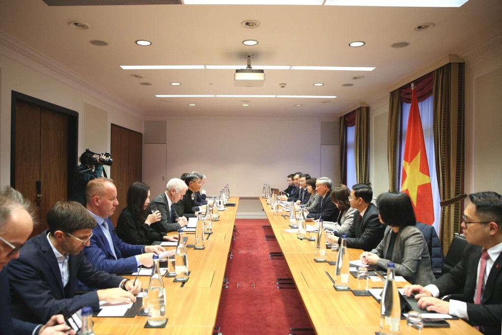 Một số doanh nghiệp chia sẻ những kết quả kinh doanh thành công tại Việt Nam, cho rằng việc thành lập trung tâm tài chính quốc tế là bước đi đúng thời điểm - Ảnh: VGP/Nguyễn Hoàng Một số doanh nghiệp chia sẻ những kết quả kinh doanh thành công tại Việt Nam, cho rằng việc thành lập trung tâm tài chính quốc tế là bước đi đúng thời điểm - Ảnh: VGP/Nguyễn Hoàng