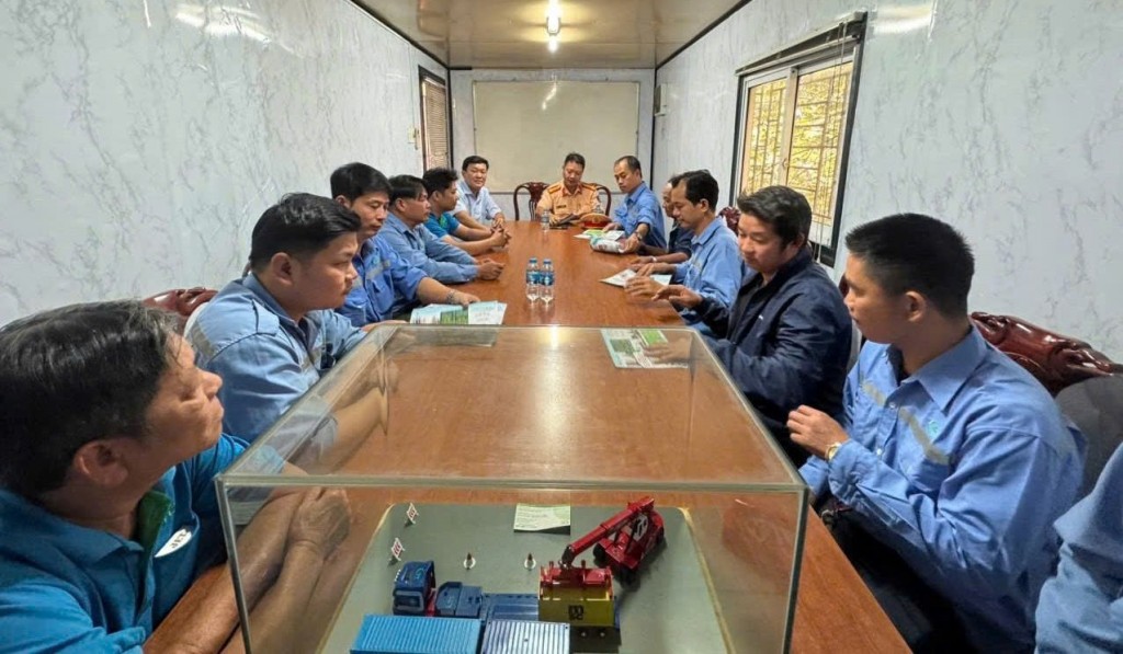 CSGT phổ biến các quy định pháp luật về vận tải hành khách và hàng hóa cho đội ngũ lái xe, quản lý, chủ doanh nghiệp. Ảnh: Phòng CSGT TP Hồ Chí Minh