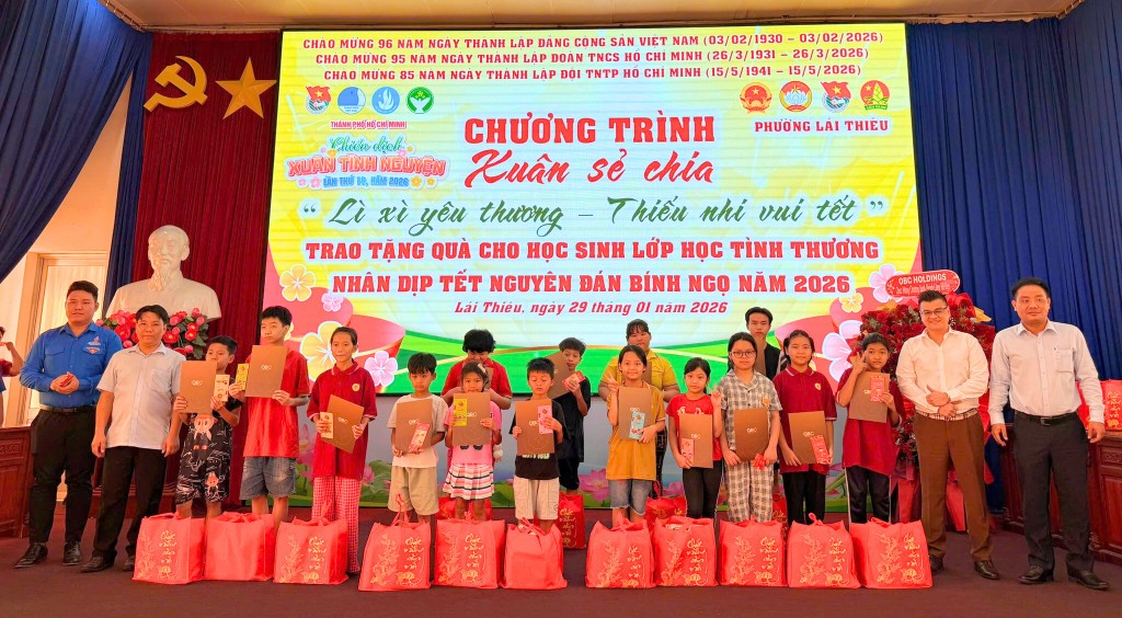 Đại diện chính quyền địa phương và đơn vị tài trợ trao quà, động viên học sinh lớp học tình thương phường Lái Thiêu nỗ lực học tập, vươn lên trong cuộc sống. Đại diện chính quyền địa phương và đơn vị tài trợ trao quà, động viên học sinh lớp học tình thương phường Lái Thiêu nỗ lực học tập, vươn lên trong cuộc sống.