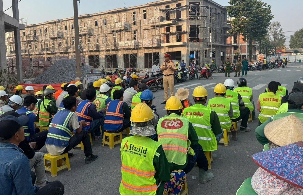 Đẩy mạnh tuyên truyền an toàn giao thông cho công nhân và doanh nghiệp vận tải