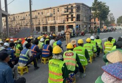 Đẩy mạnh tuyên truyền an toàn giao thông cho công nhân và doanh nghiệp vận tải