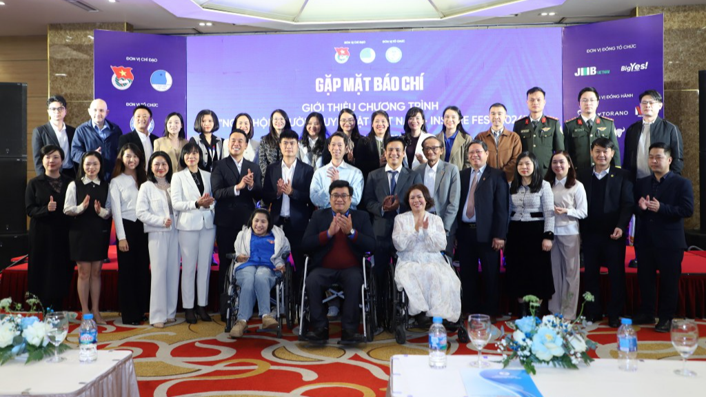 Đại biểu chụp ảnh lưu niệm tại chương trình 