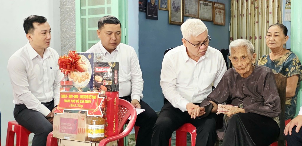 Lãnh đạo Thành phố Hồ Chí Minh thăm, tặng quà gia đình chính sách tại phường Phú Lợi nhân kỷ niệm 80 năm Cách mạng Tháng Tám và Quốc khánh 2/9 Lãnh đạo Thành phố Hồ Chí Minh thăm, tặng quà gia đình chính sách tại phường Phú Lợi nhân kỷ niệm 80 năm Cách mạng Tháng Tám và Quốc khánh 2/9