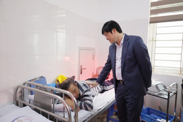 Giám đốc Sở Y tế Hà Nội Nguyễn Trọng Diện thăm hỏi, tặng quà cho người dân đang điều trị tại Trạm Y tế phường Việt Hưng. Giám đốc Sở Y tế Hà Nội Nguyễn Trọng Diện thăm hỏi, tặng quà cho người dân đang điều trị tại Trạm Y tế phường Việt Hưng.