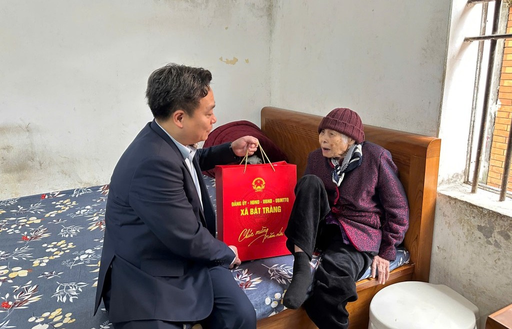 Lãnh đạo xã Bát Tràng thăm, tặng quà các gia đình chính sách dịp Tết Bính Ngọ 2026