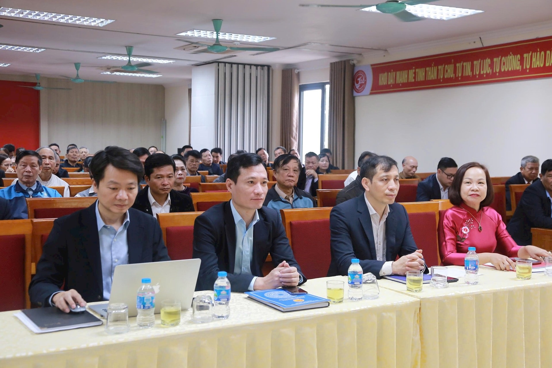 Các đại biểu tham dự hội nghị