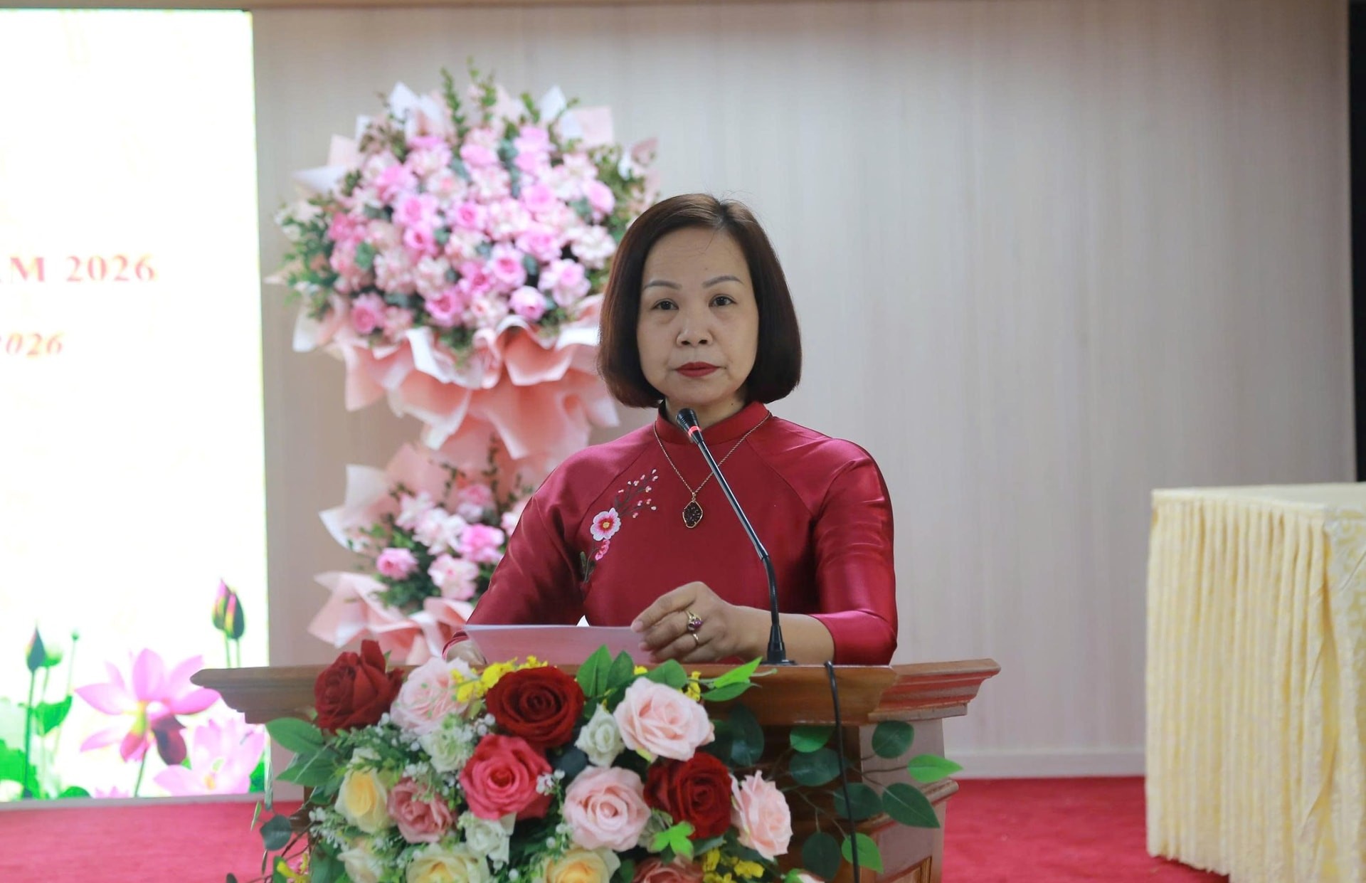 Chủ tịch Ủy ban MTTQ Việt Nam phường Dương Nội Lại Hà Phương phát biểu khai mạc hội nghị