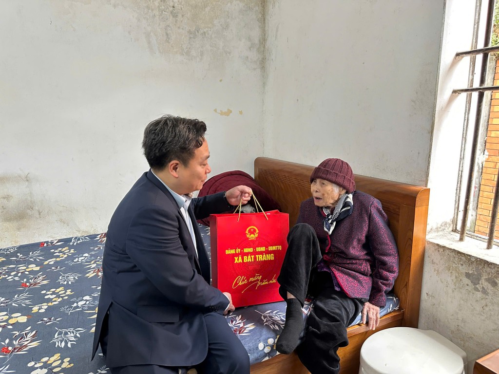 Lãnh đạo xã Bát Tràng thăm, tặng quà các gia đình chính sách dịp Tết Bính Ngọ 2026