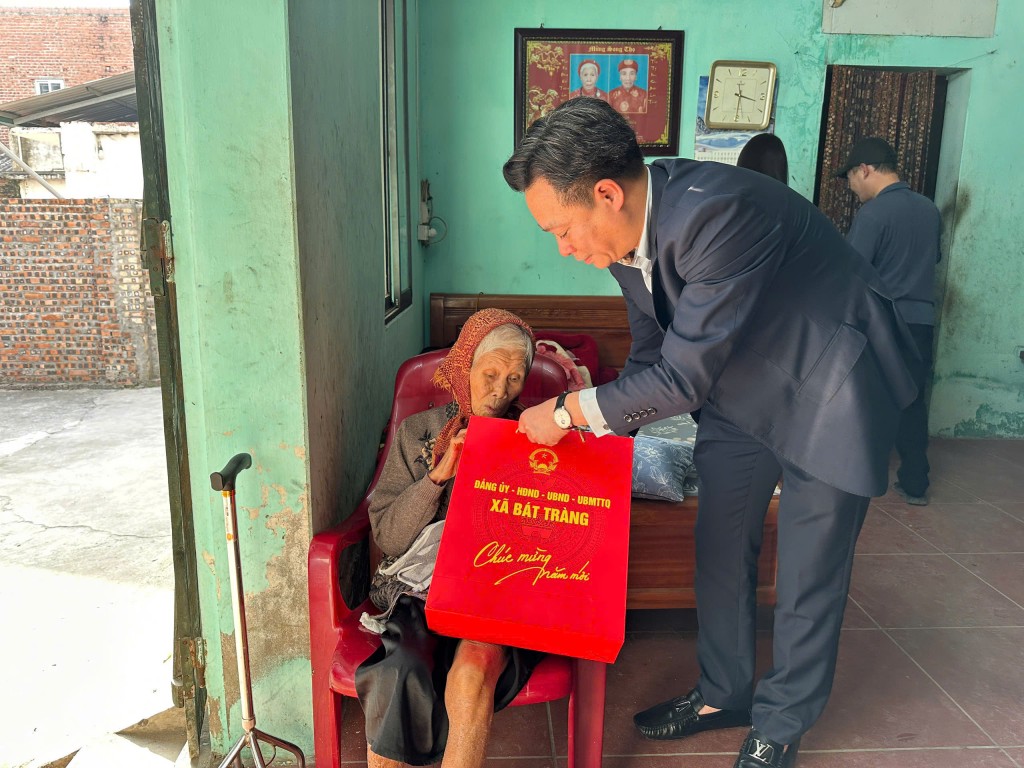 Lãnh đạo xã Bát Tràng thăm, tặng quà các gia đình chính sách dịp Tết Bính Ngọ 2026