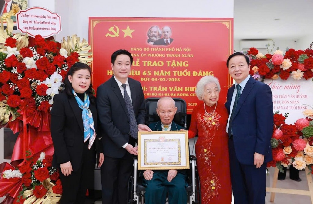 Lãnh đạo phường Thanh Xuân trao Huy hiệu 65 năm tuổi Đảng tặng đảng viên Trần Văn Huỳnh. Ảnh: Minh Hiền