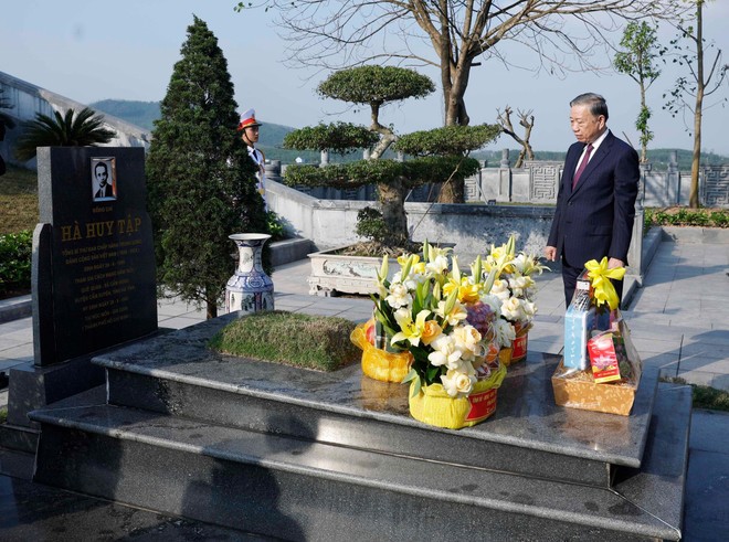 Tổng Bí thư Tô Lâm và đoàn công tác Trung ương dâng hoa, dâng hương tưởng niệm tại khu mộ Tổng Bí thư Hà Huy Tập. (Ảnh: Thống Nhất/TTXVN)
