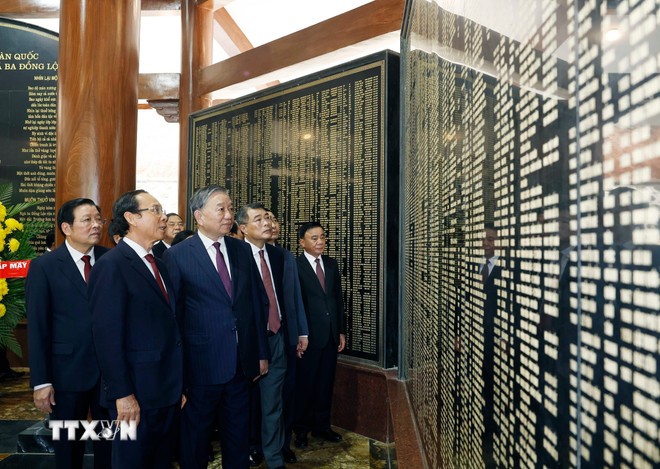 Tổng Bí thư Tô Lâm và đoàn công tác Trung ương dâng hoa, dâng hương tại Nhà bia tưởng niệm các Liệt sỹ Thanh niên xung phong toàn quốc. (Ảnh: Thống Nhất/TTXVN)