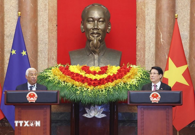 Chủ tịch nước Lương Cường và Chủ tịch Hội đồng châu Âu Antonio Costa thông báo về kết quả hội đàm. (Ảnh: Lâm Khánh/TTXVN) Chủ tịch nước Lương Cường và Chủ tịch Hội đồng châu Âu Antonio Costa thông báo về kết quả hội đàm. (Ảnh: Lâm Khánh/TTXVN)