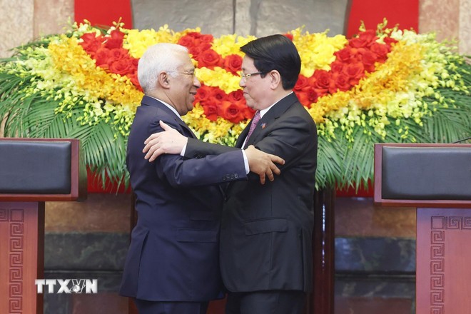 Chủ tịch nước Lương Cường và Chủ tịch Hội đồng châu Âu Antonio Costa sau gặp gỡ báo chí. (Ảnh: Lâm Khánh/TTXVN) Chủ tịch nước Lương Cường và Chủ tịch Hội đồng châu Âu Antonio Costa sau gặp gỡ báo chí. (Ảnh: Lâm Khánh/TTXVN)