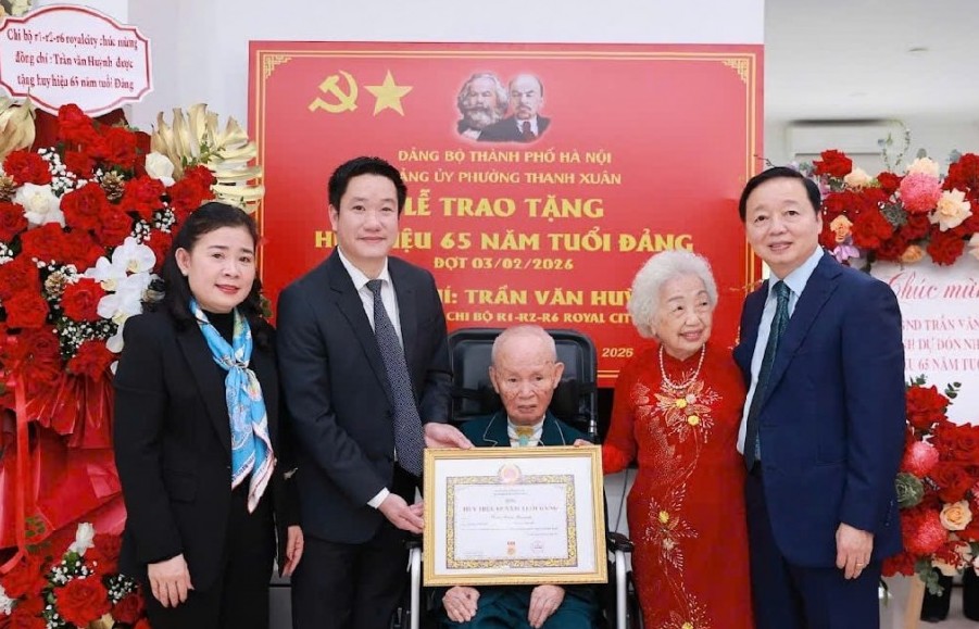 Trao Huy hiệu 65 năm tuổi Đảng tặng đảng viên lão thành Trần Văn Huỳnh