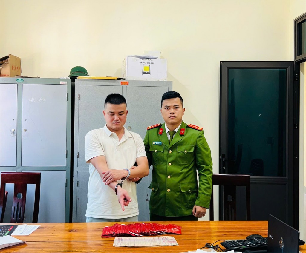 Nguyễn Trọng Quân cùng tang vật tại Cơ quan Công an Nguyễn Trọng Quân cùng tang vật tại Cơ quan Công an