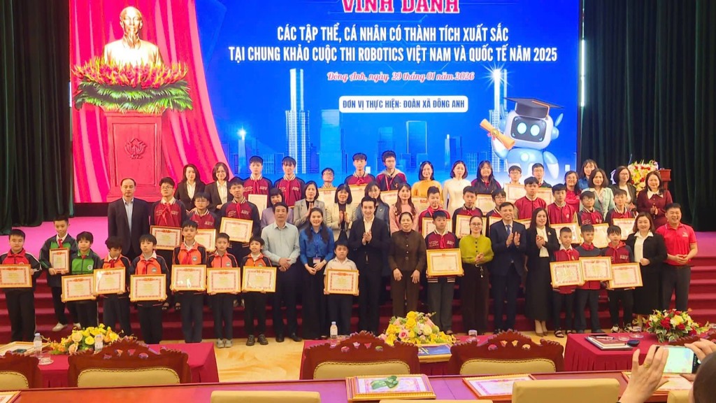 Đông Anh vinh danh tập thể, cá nhân xuất sắc tại đấu trường Robotics