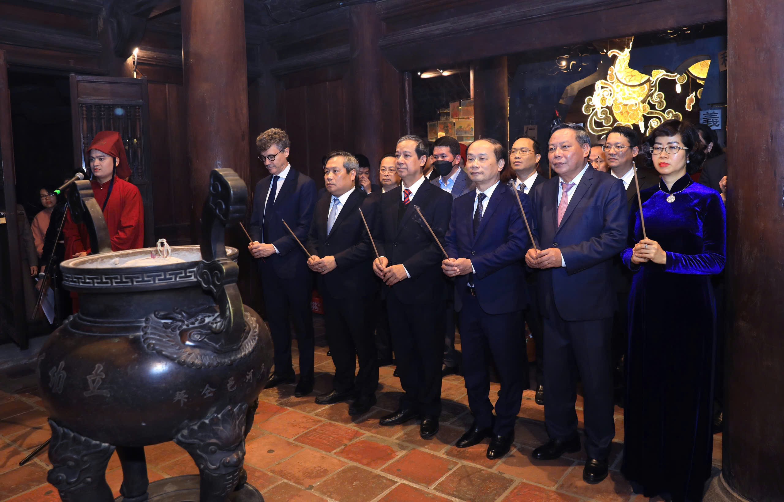 Các đại biểu thực hiện nghi thức dâng hương trước khi lễ đón nhận danh hiệu chính thức diễn ra Các đại biểu thực hiện nghi thức dâng hương trước khi lễ đón nhận danh hiệu chính thức diễn ra