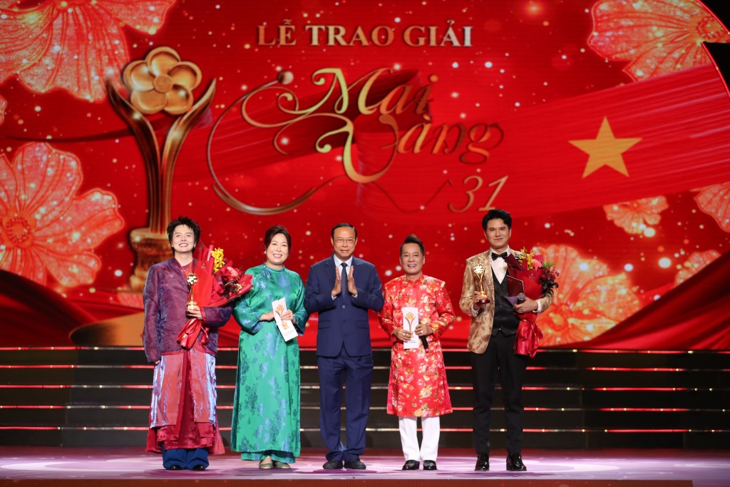 Ông Nguyễn Văn Thọ - Ủy viên Ban Thường vụ Thành ủy, Phó Chủ tịch Thường trực Hội đồng nhân dân TPHCM - trao giải Diễn viên hài và Người dẫn chương trình (MC) được yêu thích nhất cho Vũ Mạnh Cường và Duy Khánh ZhouZhou