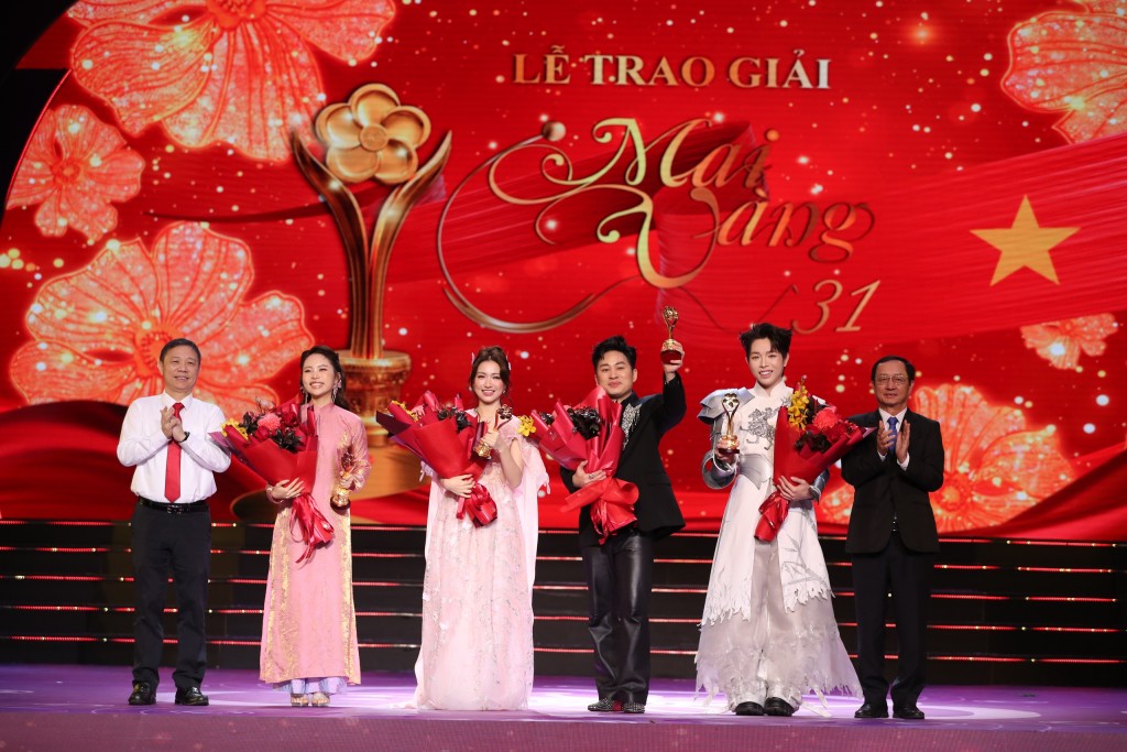 Ông Huỳnh Thành Đạt, Phó Trưởng Ban Tuyên giáo và Dân vận Trung ương, ông Dương Anh Đức - Ủy viên Ban Thường vụ Thành ủy, Trưởng Ban Tuyên giáo và Dân vận Thành ủy, trao giải cho MV của năm Bắc Bling, Ca sĩ của năm là Ca sĩ Tùng Dương và giải “Nghệ sĩ góp phần phát triển công nghiệp văn hóa Việt” được trao cho 2 ca sĩ: Đức Phúc và Phương Mỹ Chi