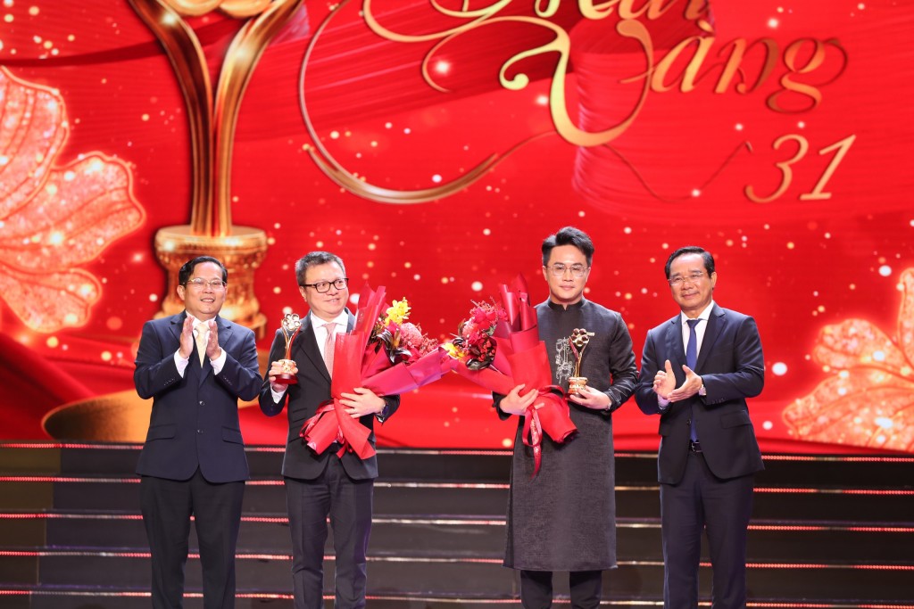 Ông Nguyễn Văn Được - Ủy viên Trung ương Đảng, Phó Bí thư Thành ủy, Chủ tịch UBND TPHCM - và Tổng Biên tập Báo Người Lao Động Tô Đình Tuân trao giải chương trình “Mùa xuân TPHCM – Bước vào kỷ nguyên mới” của HTV và Concert “Tổ quốc trong tim” do Báo Nhân 