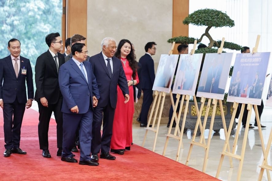 Thủ tướng Phạm Minh Chính và Chủ tịch Hội đồng châu Âu Antonio Costa tham quan trưng bày ảnh về quan hệ hợp tác giữa Việt Nam và Liên minh châu Âu - Ảnh: VGP/Nhật Bắc Thủ tướng Phạm Minh Chính và Chủ tịch Hội đồng châu Âu Antonio Costa tham quan trưng bày ảnh về quan hệ hợp tác giữa Việt Nam và Liên minh châu Âu - Ảnh: VGP/Nhật Bắc