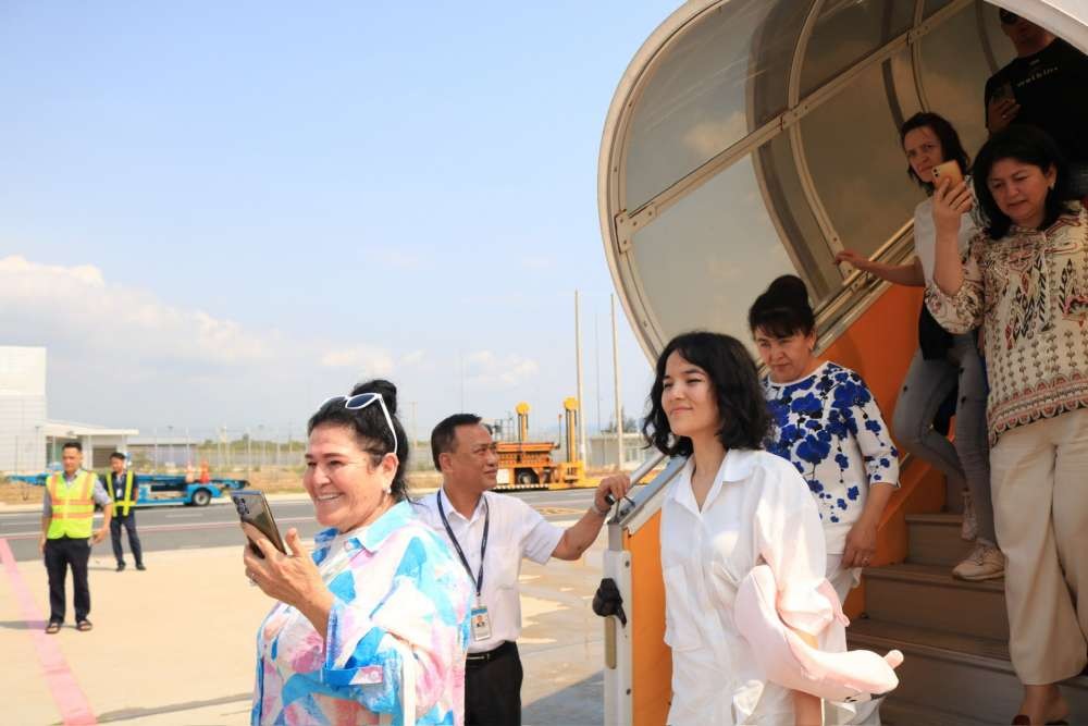 Khách du lịch Uzbekistan đến Khánh Hòa trên các chuyến bay thẳng từ thành phố Tashkent đến Cam Ranh Khách du lịch Uzbekistan đến Khánh Hòa trên các chuyến bay thẳng từ thành phố Tashkent đến Cam Ranh