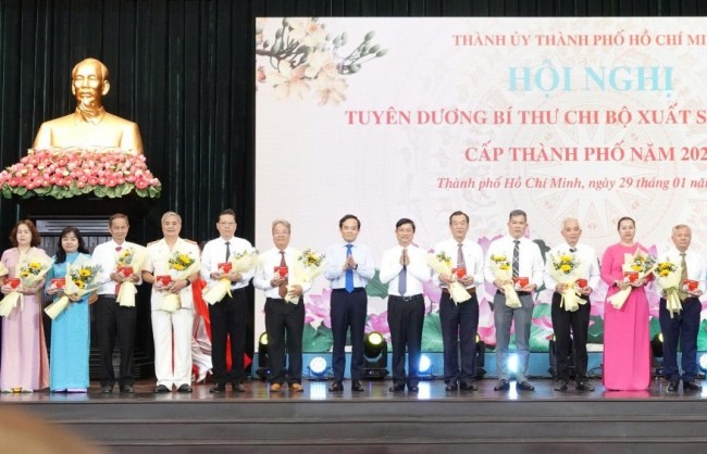 Vinh danh 233 hạt nhân chính trị tại cơ sở giỏi việc nước, đảm việc nhà