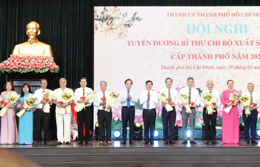 Vinh danh 233 hạt nhân chính trị tại cơ sở giỏi việc nước, đảm việc nhà