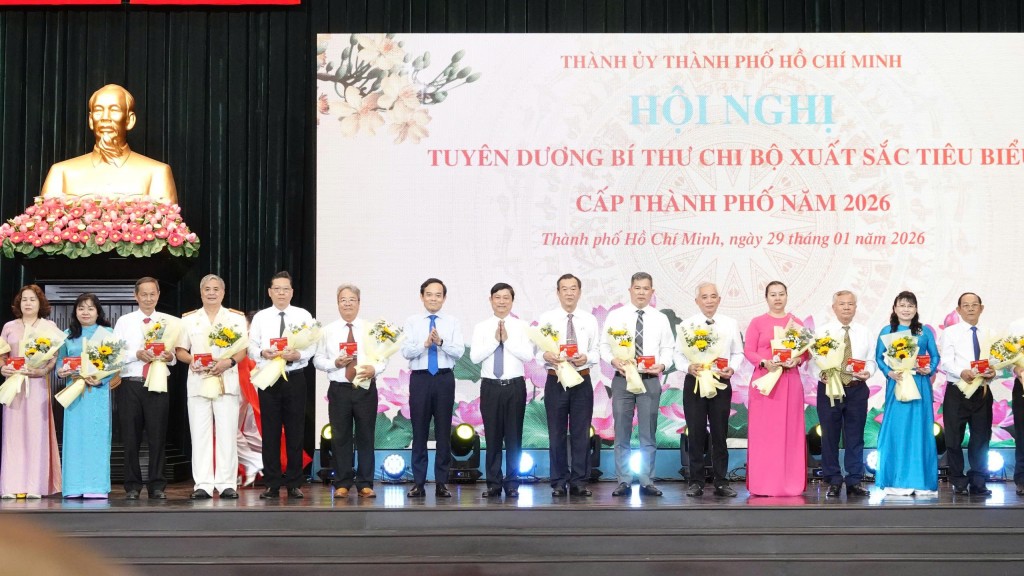 Bí thư Thành ủy TP Hồ Chí Minh Trần Lưu Quang và Phó Bí thư Thành ủy TP Hồ Chí Minh Võ Văn Minh trao biểu tượng tuyên dương cho các bí thư chi bộ xuất sắc, tiêu biểu. Bí thư Thành ủy TP Hồ Chí Minh Trần Lưu Quang và Phó Bí thư Thành ủy TP Hồ Chí Minh Võ Văn Minh trao biểu tượng tuyên dương cho các bí thư chi bộ xuất sắc, tiêu biểu.