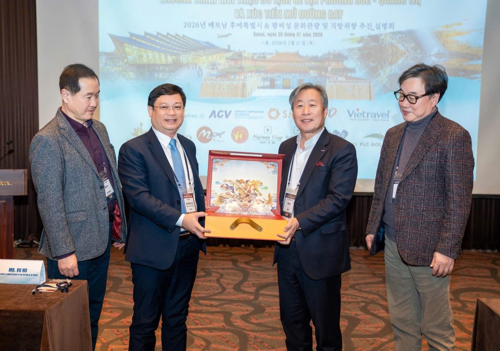 Phó Chủ tịch Thường trực UBND thành phố Huế Nguyễn Thanh Bình tặng quà lưu niệm cho cơ quan quản lý, hiệp hội và doanh nghiệp Hàn Quốc Phó Chủ tịch Thường trực UBND thành phố Huế Nguyễn Thanh Bình tặng quà lưu niệm cho cơ quan quản lý, hiệp hội và doanh nghiệp Hàn Quốc