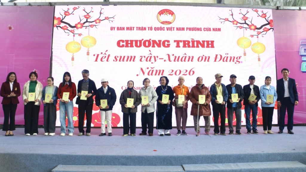 Bí thư Đảng ủy, Chủ tịch HĐND phường Cửa Nam Nguyễn Hoàng Trường và Phó Bí thư Thường trực Đảng ủy phường Cửa Nam Phạm Thị Thu Thủy trao quà Tết cho các gia đình có hoàn cảnh khó khăn