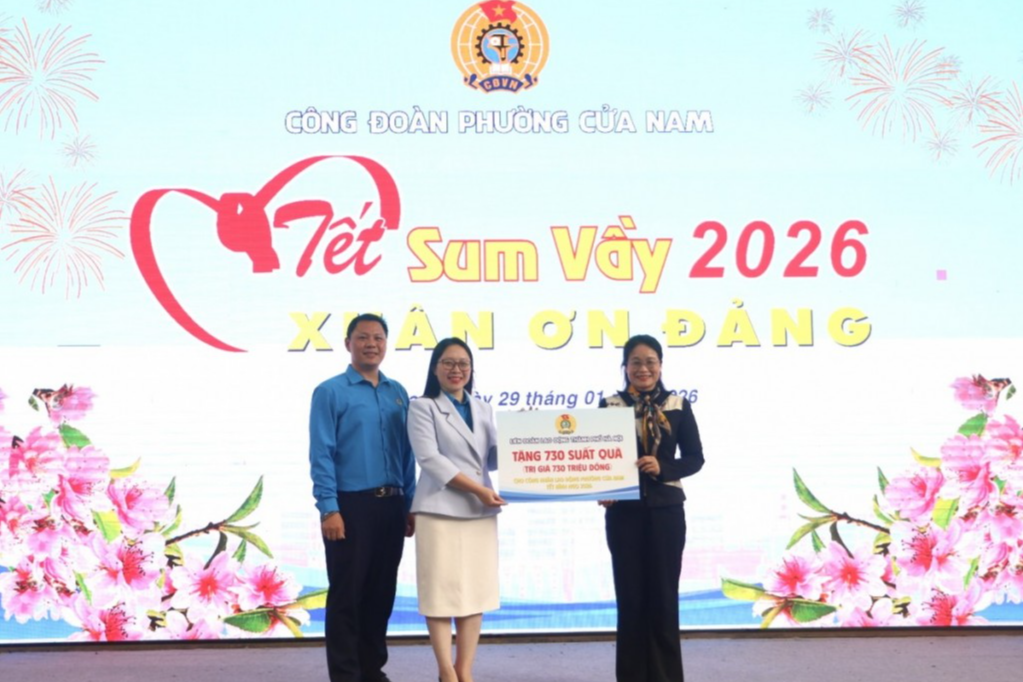 Ban Thường vụ LĐLĐ thành phố Hà Nội trao biểu trưng tặng 730 suất quà cho đoàn viên, người lao động phường Cửa Nam