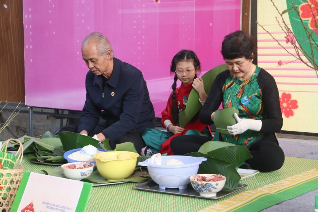 Cuộc thi gói bánh chưng với chủ đề “Xuân Đoàn viên - Ấm nồng bánh chưng xanh”