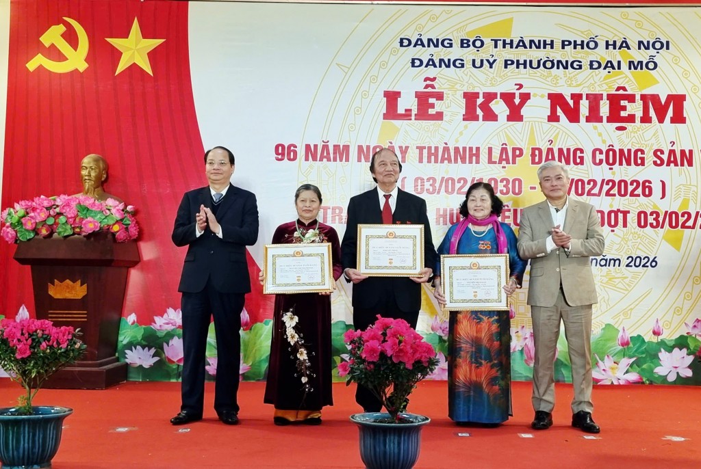 68 đảng viên phường Đại Mỗ vinh dự nhận Huy hiệu Đảng