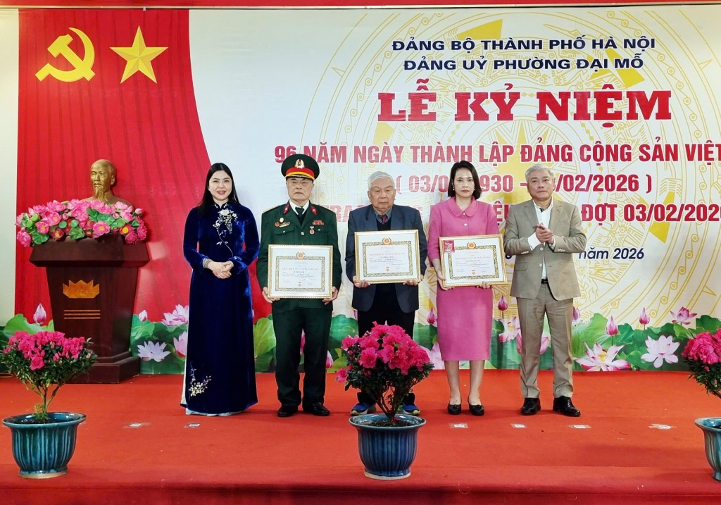 Lãnh đạo Ban Tuyên giáo và Dân vận Thành ủy Hà Nội cùng các đồng chí lãnh đạo Đảng uỷ phường Đại Mỗ trao Huy hiệu và chúc mừng các đảng viên lão thành