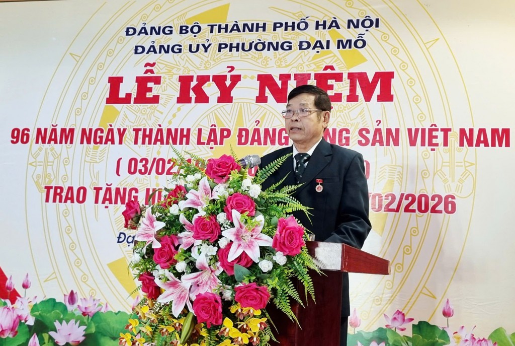 Đồng chí Nguyễn Ngọc Linh - Đảng viên Chi bộ tổ dân phố số 1 Mễ Trì thay mặt các đảng viên được trao Huy hiệu Đảng phát biểu cảm tưởng